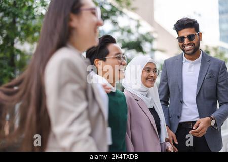 Multiethnische Gruppe junger Geschäftsleute im Freien in der Stadt Stockfoto