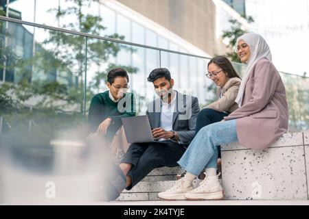 Multiethnische Gruppe junger Geschäftsleute im Freien in der Stadt Stockfoto