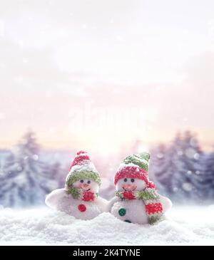 Frohe Weihnachten und ein glückliches Neues Jahr Grußkarte mit Kopierraum.zwei Schneemänner stehen im Schnee. Weihnachtslandschaft. Winterhintergrund Stockfoto