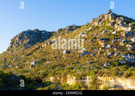 Zerklüftete Berglandschaft mit Fynbos-Flora in Kapstadt, Südafrika Stockfoto