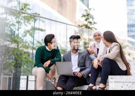 Multiethnische Gruppe junger Geschäftsleute im Freien in der Stadt Stockfoto