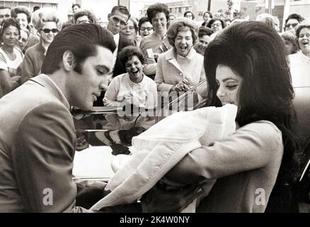 Elvis Presley und Priscilla mit ihrer neugeborenen Tochter Lisa Marie, Februar 1968 Stockfoto