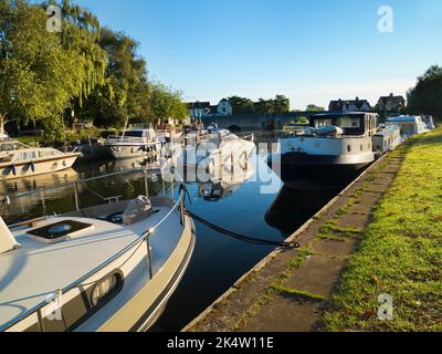 Abingdon behauptet, die älteste Stadt in England zu sein. Und die Themse verläuft mitten durch sie. Hier sehen wir eine Masse von festgetäuten und ein Kreuzfahrt Vergnügen Stockfoto