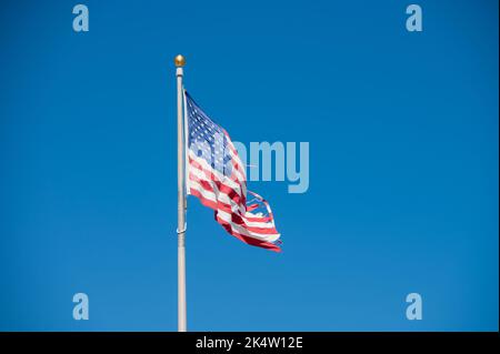 Amerikanische Flagge auf der Stange gesehen Stockfoto