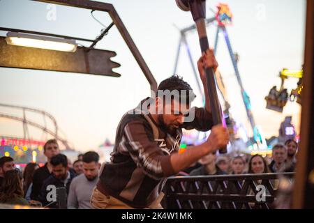 München, Deutschland. 03. Oktober 2022. High Striker. Hunderttausende besuchen das Oktoberfest 2022 am 3.. Oktober 2022 in München. Da das Wetter auf der diesjährigen Wiesn kalt und/oder nass war, blieben viele zu Hause. Am letzten Tag, als der Sund glänzte, war das Oktoberfest wieder voll. (Foto: Alexander Pohl/Sipa USA) Quelle: SIPA USA/Alamy Live News Stockfoto