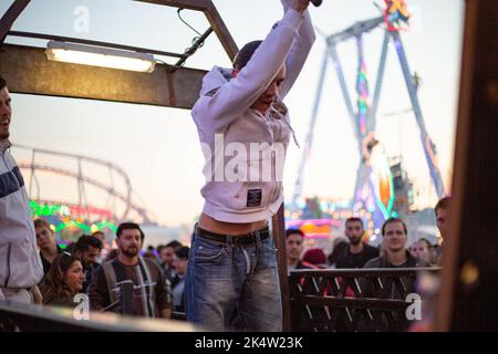 München, Deutschland. 03. Oktober 2022. High Striker. Hunderttausende besuchen das Oktoberfest 2022 am 3.. Oktober 2022 in München. Da das Wetter auf der diesjährigen Wiesn kalt und/oder nass war, blieben viele zu Hause. Am letzten Tag, als der Sund glänzte, war das Oktoberfest wieder voll. (Foto: Alexander Pohl/Sipa USA) Quelle: SIPA USA/Alamy Live News Stockfoto