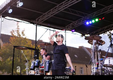 Strausberg, Deutschland. 03. Oktober 2022. Strausberg: Das Foto zeigt Schlagzeuger Basti Reznicek (Sohn des dummen Bassisten Jäcki Reznicek) von der Band Stamping Feet auf der Bühne auf dem Marktplatz während des Strausberger Altstadtfestes. (Foto: Simone Kuhlmey/Pacific Press) Quelle: Pacific Press Media Production Corp./Alamy Live News Stockfoto