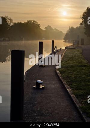 Nahaufnahme eines Anlegepostens an Abingdon-Schleusentoren bei einem leuchtenden, nebligen Herbstaufgang; diese malerischen Schleusen befinden sich auf der Themse direkt oberhalb von Abing Stockfoto