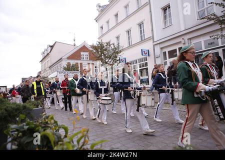 Strausberg: Am 3.. Oktober luden die Stadtverwaltung und Partner auch in diesem Jahr wieder zum Altstadtfest Strausberg ein. Auf der Marktbühne wurde Musik und Unterhaltung geboten, darunter die Band Stamping Feet, in der die Söhne der DDR-Rockmusiker aktiv sind, wie Sven Hertrampf (von Puhdys Gitarrist Dieter Hertrampf) oder Basti Reznicek (vom albernen Bassisten Jäcki Reznicek) . Das Ende des Altstadtfestes ist wieder die Herbstfanfare. Zuvor marschierten die Musiker vom Lindenplatz zum Stadion in der Wriezener Straße. Seit mehr als 20 Jahren hat die Fanfare-Prozession Org Stockfoto