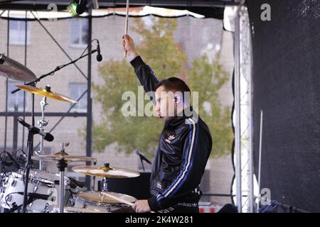 Strausberg, Deutschland. 03. Oktober 2022. Strausberg: Das Foto zeigt Schlagzeuger Robin Gehlhar von der Band Stamping Feet auf der Bühne am Marktplatz während des Strausberger Altstadtfestivals. (Foto: Simone Kuhlmey/Pacific Press) Quelle: Pacific Press Media Production Corp./Alamy Live News Stockfoto