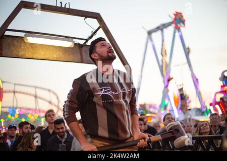 München, Deutschland. 03. Oktober 2022. High Striker. Hunderttausende besuchen das Oktoberfest 2022 am 3.. Oktober 2022 in München. Da das Wetter auf der diesjährigen Wiesn kalt und/oder nass war, blieben viele zu Hause. Am letzten Tag, als der Sund glänzte, war das Oktoberfest wieder voll. (Foto: Alexander Pohl/Sipa USA) Quelle: SIPA USA/Alamy Live News Stockfoto