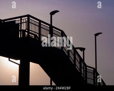 Selbst das alltägliche kann durch Schönheit zur richtigen Zeit und am richtigen Ort verwandelt werden. Hier sehen wir die Brücke über die Gleise unserer lokalen Radley Village Railway Stockfoto