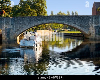 Abingdon behauptet, die älteste Stadt in England zu sein. Und die Themse verläuft mitten durch sie. Hier sehen wir die berühmte mittelalterliche Steinbrücke der Stadt, ON Stockfoto