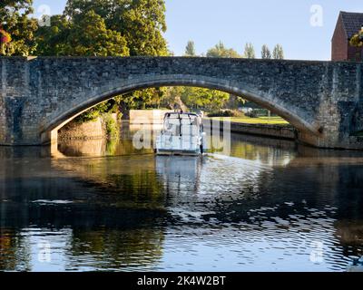 Abingdon behauptet, die älteste Stadt in England zu sein. Und die Themse verläuft mitten durch sie. Hier sehen wir die berühmte mittelalterliche Steinbrücke der Stadt, ON Stockfoto