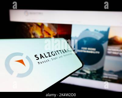 Smartphone mit Logo des deutschen Stahlkonzerns Salzgitter AG auf dem Bildschirm vor der Business-Website. Konzentrieren Sie sich auf die Mitte des Telefondisplays. Stockfoto