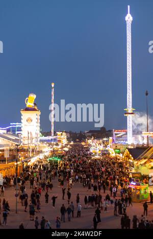 München, Deutschland. 03. Oktober 2022. Hunderttausende besuchen das Oktoberfest 2022 am 3.. Oktober 2022 in München. Da das Wetter auf der diesjährigen Wiesn kalt und/oder nass war, blieben viele zu Hause. Am letzten Tag, als der Sund glänzte, war das Oktoberfest wieder voll. (Foto: Alexander Pohl/Sipa USA) Quelle: SIPA USA/Alamy Live News Stockfoto