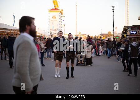 München, Deutschland. 03. Oktober 2022. Hunderttausende besuchen das Oktoberfest 2022 am 3.. Oktober 2022 in München. Da das Wetter auf der diesjährigen Wiesn kalt und/oder nass war, blieben viele zu Hause. Am letzten Tag, als der Sund glänzte, war das Oktoberfest wieder voll. (Foto: Alexander Pohl/Sipa USA) Quelle: SIPA USA/Alamy Live News Stockfoto