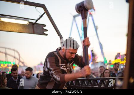 München, Deutschland. 03. Oktober 2022. High Striker. Hunderttausende besuchen das Oktoberfest 2022 am 3.. Oktober 2022 in München. Da das Wetter auf der diesjährigen Wiesn kalt und/oder nass war, blieben viele zu Hause. Am letzten Tag, als der Sund glänzte, war das Oktoberfest wieder voll. (Foto: Alexander Pohl/Sipa USA) Quelle: SIPA USA/Alamy Live News Stockfoto