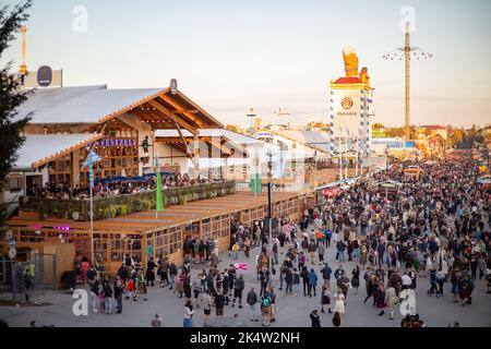 München, Deutschland. 03. Oktober 2022. Hunderttausende besuchen das Oktoberfest 2022 am 3.. Oktober 2022 in München. Da das Wetter auf der diesjährigen Wiesn kalt und/oder nass war, blieben viele zu Hause. Am letzten Tag, als der Sund glänzte, war das Oktoberfest wieder voll. (Foto: Alexander Pohl/Sipa USA) Quelle: SIPA USA/Alamy Live News Stockfoto