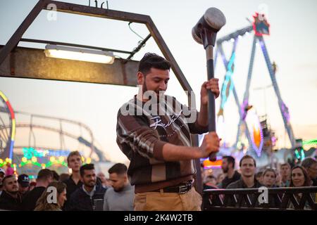 München, Deutschland. 03. Oktober 2022. High Striker. Hunderttausende besuchen das Oktoberfest 2022 am 3.. Oktober 2022 in München. Da das Wetter auf der diesjährigen Wiesn kalt und/oder nass war, blieben viele zu Hause. Am letzten Tag, als der Sund glänzte, war das Oktoberfest wieder voll. (Foto: Alexander Pohl/Sipa USA) Quelle: SIPA USA/Alamy Live News Stockfoto