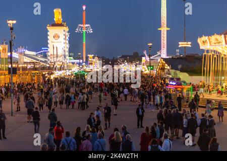 München, Deutschland. 03. Oktober 2022. Hunderttausende besuchen das Oktoberfest 2022 am 3.. Oktober 2022 in München. Da das Wetter auf der diesjährigen Wiesn kalt und/oder nass war, blieben viele zu Hause. Am letzten Tag, als der Sund glänzte, war das Oktoberfest wieder voll. (Foto: Alexander Pohl/Sipa USA) Quelle: SIPA USA/Alamy Live News Stockfoto