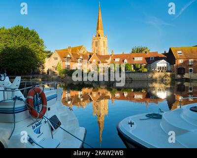 Saint Helen's Wharf liegt am anderen Ufer und ist ein bekannter Schönheitsort an der Themse, direkt oberhalb der mittelalterlichen Brücke bei Abingdon-on-Thames; und der n Stockfoto