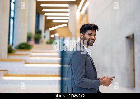 Selbstbewusster junger Geschäftsmann in einem Bürogebäude Stockfoto