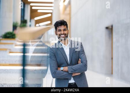 Selbstbewusster junger Geschäftsmann in einem Bürogebäude Stockfoto