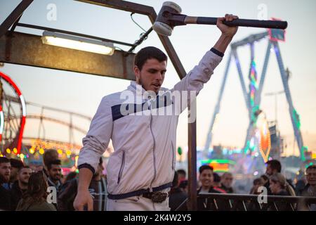 München, Deutschland. 03. Oktober 2022. High Striker. Hunderttausende besuchen das Oktoberfest 2022 am 3.. Oktober 2022 in München. Da das Wetter auf der diesjährigen Wiesn kalt und/oder nass war, blieben viele zu Hause. Am letzten Tag, als der Sund glänzte, war das Oktoberfest wieder voll. (Foto: Alexander Pohl/Sipa USA) Quelle: SIPA USA/Alamy Live News Stockfoto