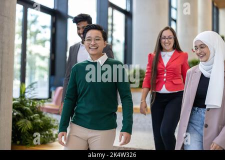 Multiethnische Unternehmensgruppe in einem Bürogebäude Stockfoto