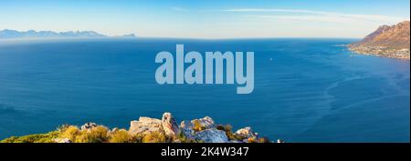 Küstengebirgslandschaft mit Fynbos-Flora in Kapstadt, Südafrika Stockfoto
