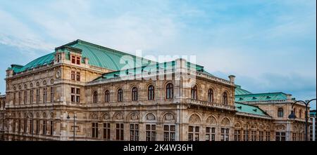 Blick auf die Seiten- und Rückfassade der Wiener Staatsoper, in Wien, Österreich, in Panoramafenster zur Verwendung als Webbanner Stockfoto