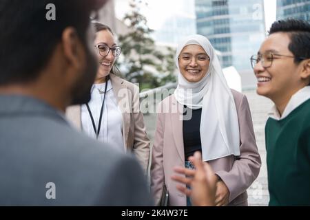 Multiethnische Gruppe junger Geschäftsleute im Freien in der Stadt Stockfoto