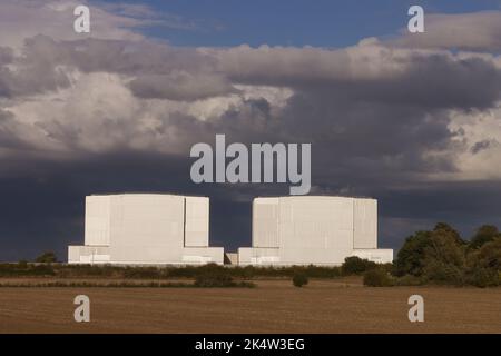Das stillgelegte Kernkraftwerk Bradwell, Essex, Großbritannien, wurde am späten Nachmittag, 2022, in der Sonne, stillgelegt. Stockfoto