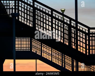 Radley hat das Glück, ein kleines Dorf mit einer Hauptbahnstation zu sein, die es mit London, Oxford und den Midlands verbindet. Hier sehen wir seinen sanften Rost Stockfoto