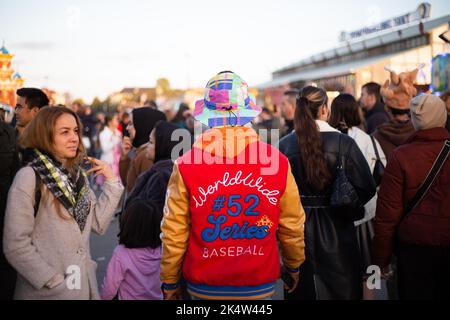 München, Deutschland. 03. Oktober 2022. Hunderttausende besuchen das Oktoberfest 2022 am 3.. Oktober 2022 in München. Da das Wetter auf der diesjährigen Wiesn kalt und/oder nass war, blieben viele zu Hause. Am letzten Tag, als der Sund glänzte, war das Oktoberfest wieder voll. (Foto: Alexander Pohl/Sipa USA) Quelle: SIPA USA/Alamy Live News Stockfoto