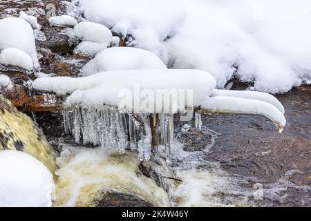 Eiszapfen in einem Bach im Winter Stockfoto