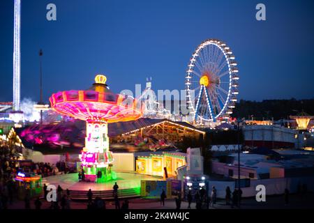 München, Deutschland. 03. Oktober 2022. Hunderttausende besuchen das Oktoberfest 2022 am 3.. Oktober 2022 in München. Da das Wetter auf der diesjährigen Wiesn kalt und/oder nass war, blieben viele zu Hause. Am letzten Tag, als der Sund glänzte, war das Oktoberfest wieder voll. (Foto: Alexander Pohl/Sipa USA) Quelle: SIPA USA/Alamy Live News Stockfoto