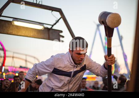 München, Deutschland. 03. Oktober 2022. High Striker. Hunderttausende besuchen das Oktoberfest 2022 am 3.. Oktober 2022 in München. Da das Wetter auf der diesjährigen Wiesn kalt und/oder nass war, blieben viele zu Hause. Am letzten Tag, als der Sund glänzte, war das Oktoberfest wieder voll. (Foto: Alexander Pohl/Sipa USA) Quelle: SIPA USA/Alamy Live News Stockfoto