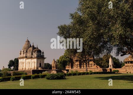 Eine schöne Aufnahme der Tempel der Khajuraho-Gruppe von Denkmälern in Chhatarpur, Indien Stockfoto