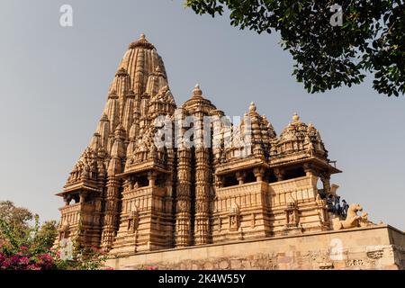 Eine schöne Aufnahme eines Tempels in der Khajuraho Gruppe von Denkmälern in Chhatarpur Bezirk, Indien Stockfoto