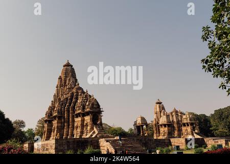 Eine schöne Aufnahme der Tempel der Khajuraho-Gruppe von Denkmälern in Chhatarpur, Indien Stockfoto