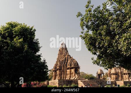 Eine schöne Aufnahme der Tempel der Khajuraho-Gruppe von Denkmälern in Chhatarpur, Indien Stockfoto