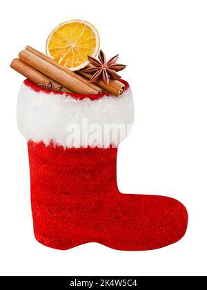 Weihnachtsdekoration Santa Boot mit Zimt, Orangen und Anise isoliert auf weißem Hintergrund Stockfoto