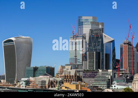 London, Großbritannien. 02. Oktober 2022. Gesamtansicht des Londoner Finanzzentrums in der City of London. Das britische Pfund Sterling und die Märkte reagieren positiv, nachdem die britische Regierung eine Kehrtwende zur Abschaffung des Steuersatzes von 45p angekündigt hatte, nachdem der Schatzkanzler Kwasi Kwarteng vor zehn Tagen im Minibudget angekündigt hatte. Das Pfund stieg gegenüber dem US-Dollar auf 1,14 und der FTSE stieg um 2,06 Prozent. Kredit: SOPA Images Limited/Alamy Live Nachrichten Stockfoto