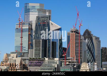 London, Großbritannien. 02. Oktober 2022. Gesamtansicht des Londoner Finanzzentrums in der City of London. Das britische Pfund Sterling und die Märkte reagieren positiv, nachdem die britische Regierung eine Kehrtwende zur Abschaffung des Steuersatzes von 45p angekündigt hatte, nachdem der Schatzkanzler Kwasi Kwarteng vor zehn Tagen im Minibudget angekündigt hatte. Das Pfund stieg gegenüber dem US-Dollar auf 1,14 und der FTSE stieg um 2,06 Prozent. Kredit: SOPA Images Limited/Alamy Live Nachrichten Stockfoto