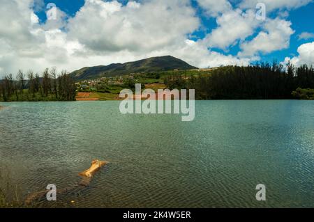 Riesige Berge, Teeplantagen, Fluss, blauer und weißer Himmel, Spiegelungen im Wasser, überall die Gabe der Natur, grün zu sein Stockfoto