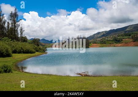 Hoch aufragende Berge, Fluss mit sichtbarer kleiner Insel, blauer und weißer Himmel, Spiegelung sichtbar im Wasser, das Geschenk der Natur von Grün überall ist der Weg Stockfoto