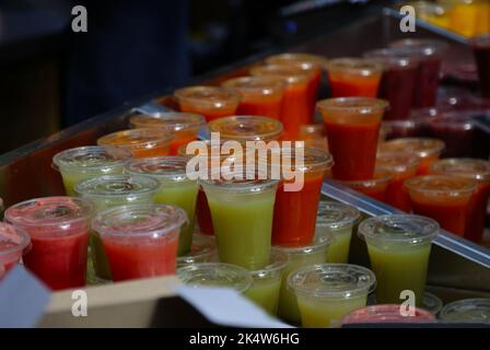 Fruchtsäfte zum Verkauf auf einem Londoner Markt Stockfoto