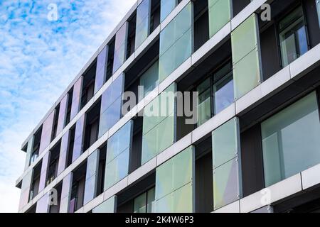 Ein Wohnhaus mit Glasfassade und Balkonen in Kristiansand, Norwegen Stockfoto